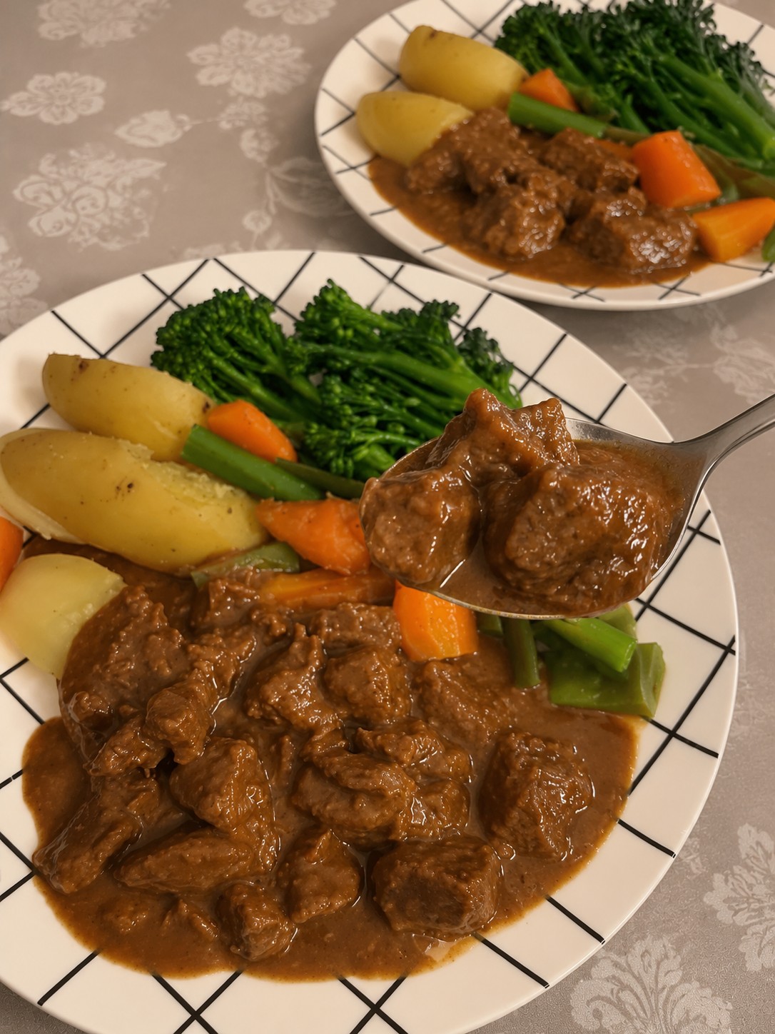 Chunky beef in gravy served with boiled potatoes, carrots, green beans and broccoli.